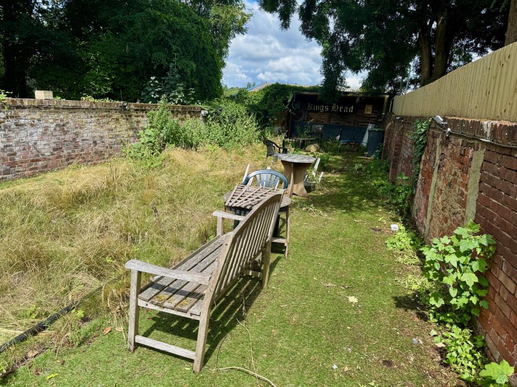 Lot: 84 - PERIOD FREE HOUSE PUBLIC HOUSE WITH FIRST FLOOR WITH POTENTIAL - Former Bat & Trap area